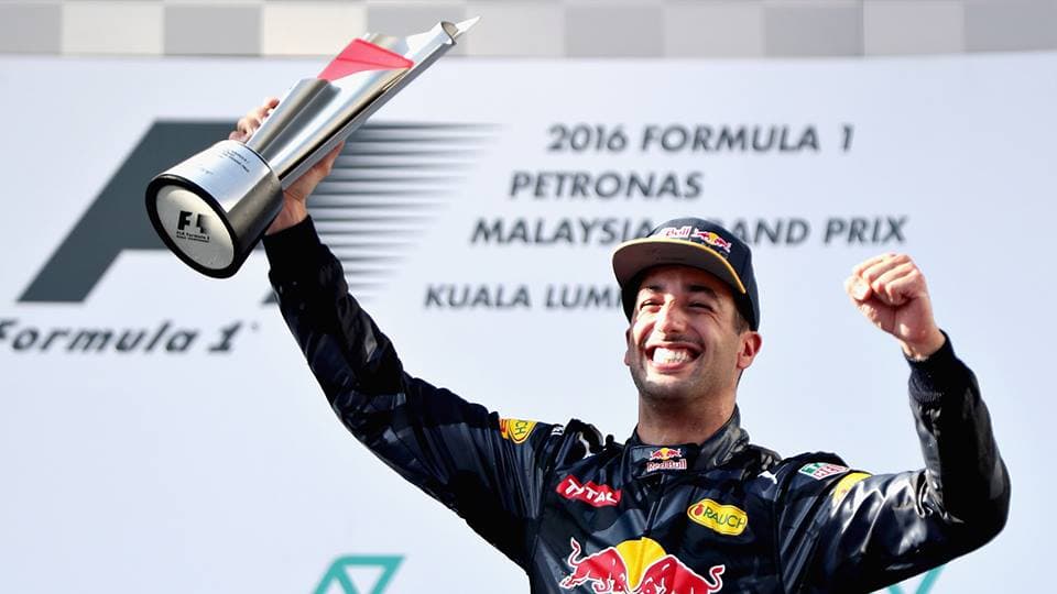 Daniel Ricciardo es uno de los nuevos talentos que llegó a la Fórmula 1 de la mano de Red Bull y su escuela de pilotos. Este australiano de 27 años, carismático por su amplia sonrisa y su ritmo descontracturado, se ganó el cariño de muchos fanáticos por un estilo de manejo aguerrido y una fortaleza mental poco común. Corrió 106 Grandes Premios (hizo su debut en Gran Bretaña 2011) y ganó cuatro.