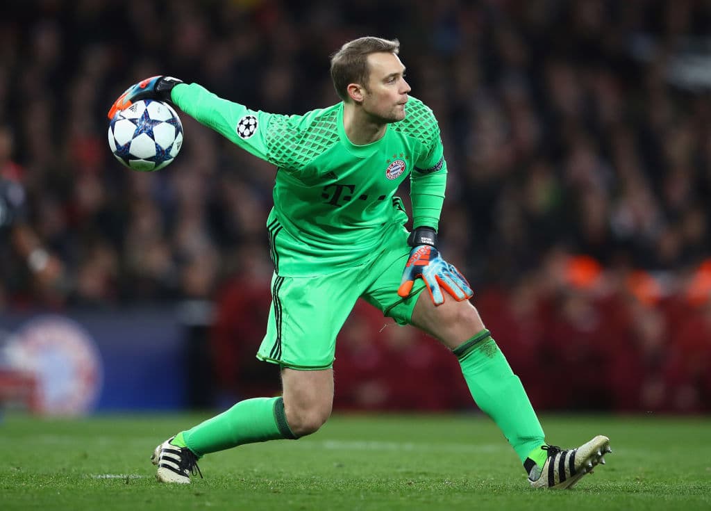 En la temporada 2011-12, Neuer se convirtió en el arquero más caro en la historia del futbol al llegar al Bayern por 30 millones de euros. Actualmente el récrod del potero más caro pertenece al brasileño Alisson Becker.