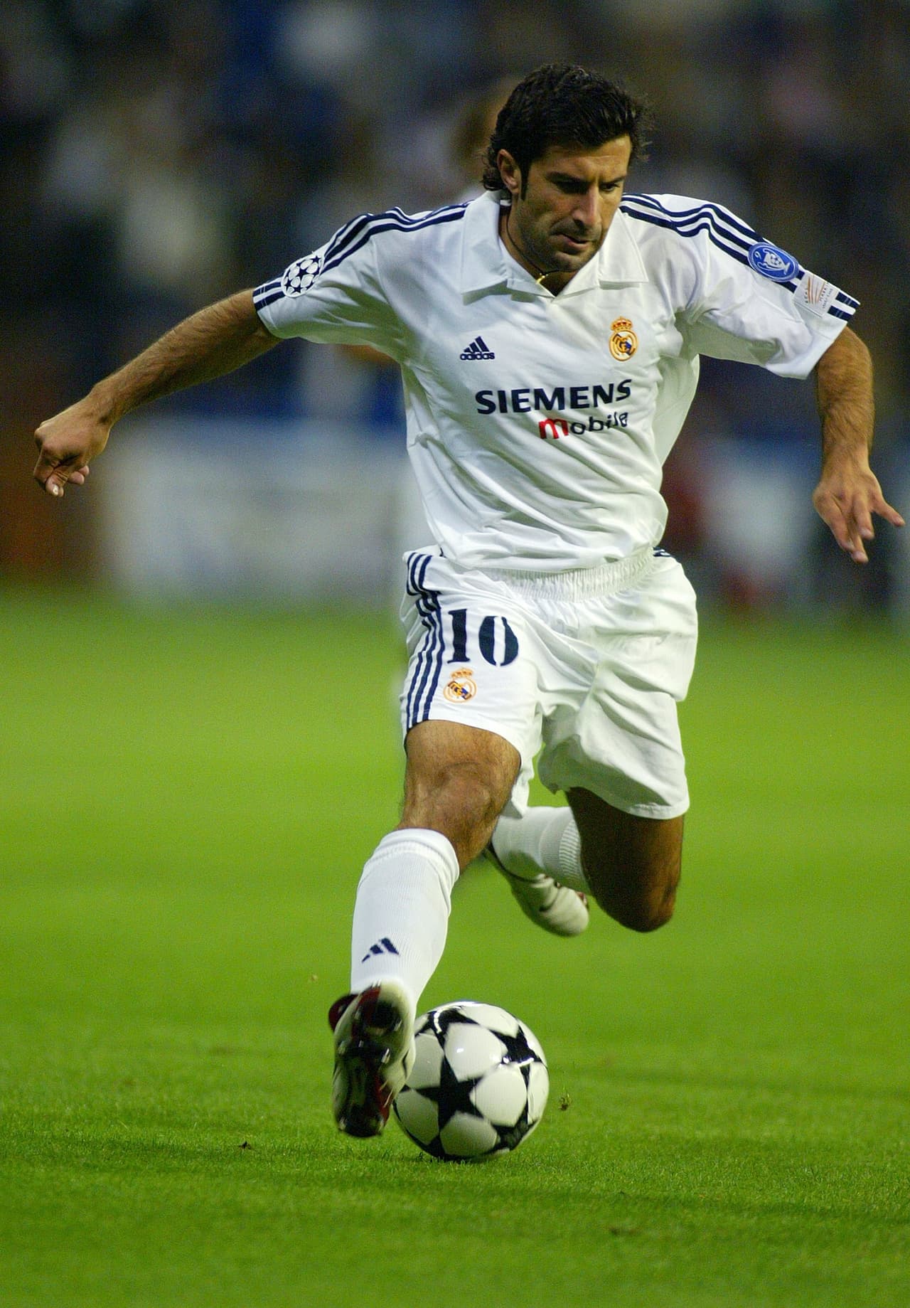 Mediocampista: el portugués Luis Figo también hace parte de esta selección por su aparición en el FIFA 2002, con una media de 97.