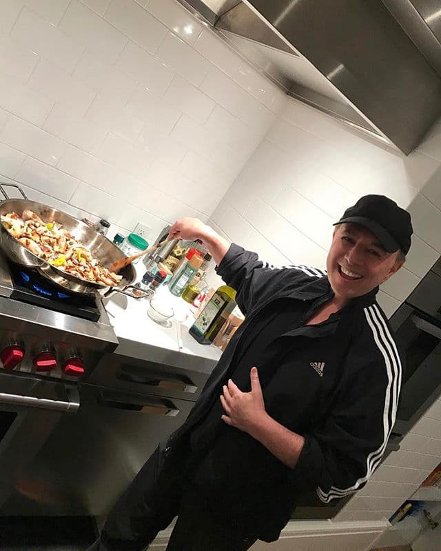 Ella también ha compartido a través de sus redes sociales los detalles con las que la recibe su amado esposo, como cuando le preparó la cena al llegar a casa.