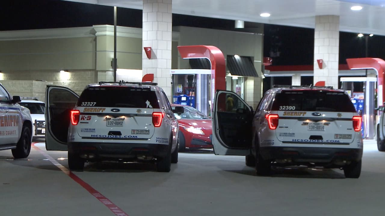 Las autoridades indicaron que encontraron un arma en la escena.