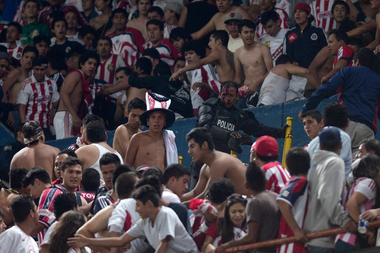 Así fue como agredieron a unos policías que estaban en las tribunas tratando de establecer control.