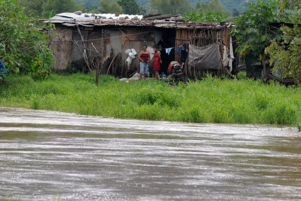 El Instituto Meteorológico Nacional (IMN) señaló el sábado que desde anoche "Matthew" perdía fuerza a su paso por el mar Caribe y su entrada a Honduras, por lo que no caerán los aguaceros que habían sido pronosticados para Costa Rica.