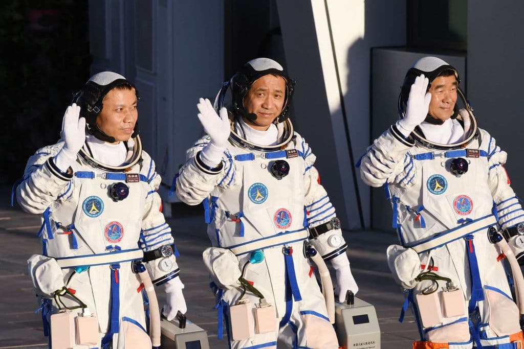 Los tres astronautas a bordo se alojarán en Tianhe, el único módulo hasta el momento de la estación espacial que está construyendo China en la órbita terrestre baja, o sea, a entre 217 y 242 millas (350-390 km) de altura.