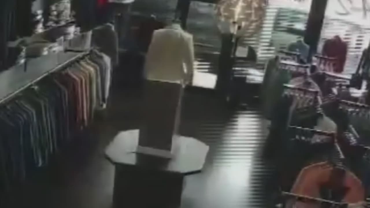 El momento en que un camión choca contra una tienda de ropa en North Miami: dos hospitalizados