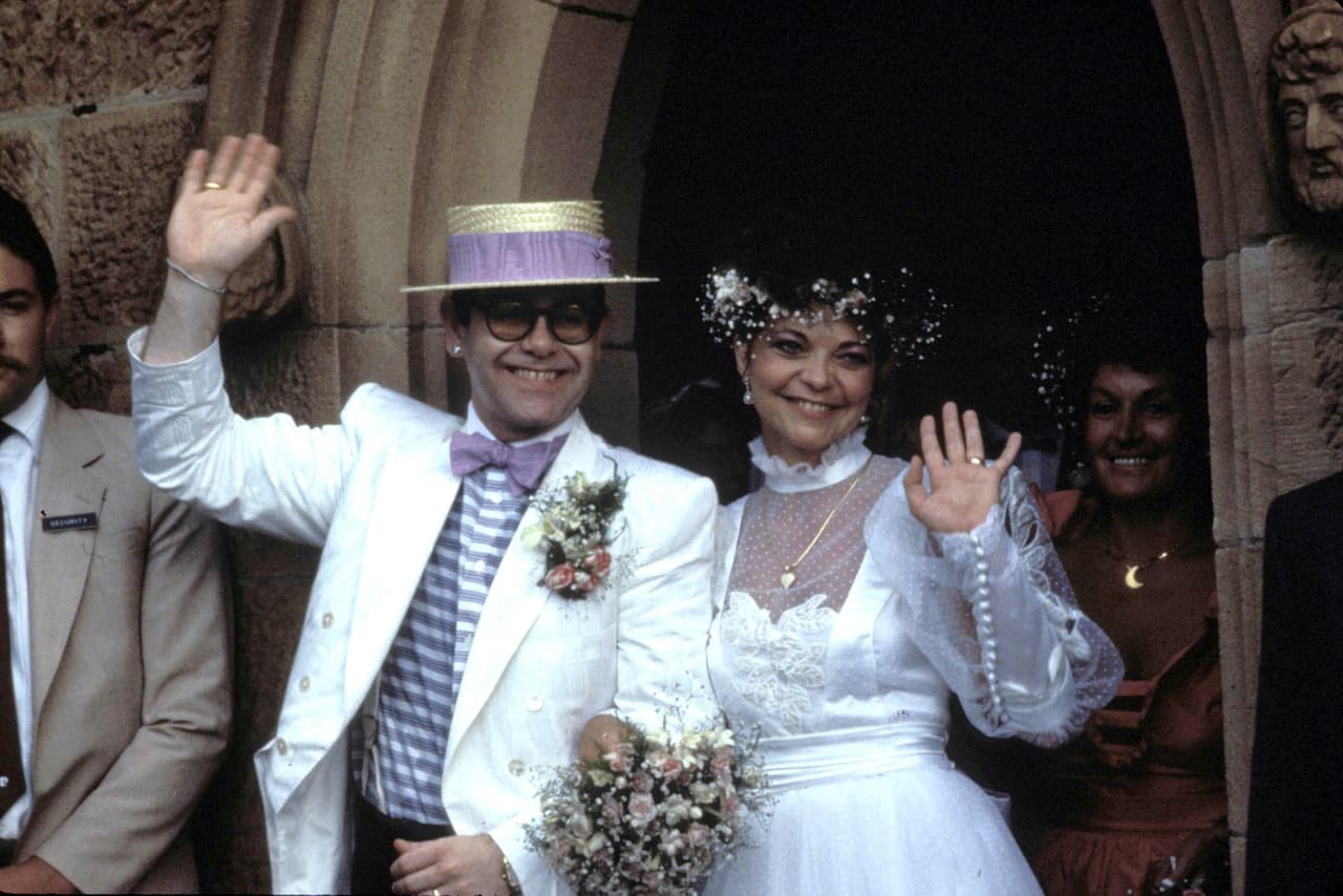 El cantante y compositor británico Elton John anunció que era bisexual en 1976 y se casó con la ingeniera Renate Blauel en 1984, aunque su matrimonio acabó cuatro años más tarde, cuando John anunció abiertamente que era 'gay', publicó el sito Europa Press.