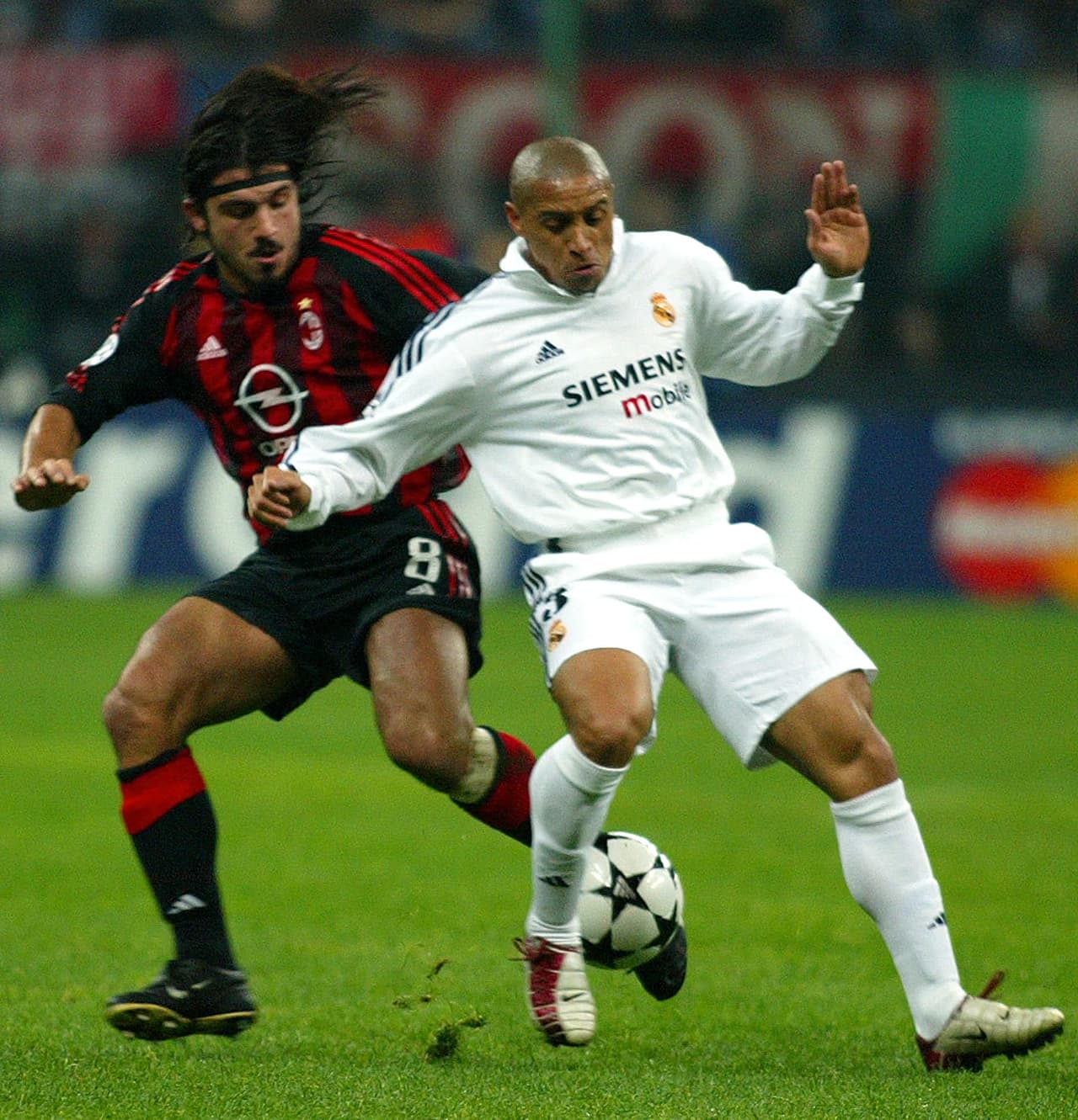 Roberto Carlos - El crack brasileño jugó de 1989 a 2011 alcanzando 1,056 partidos como profesional en el União São João, Atlético Mineiro, Palmeiras, Internazionale de Milán, Real Madrid, Fenerbahçe, Corinthians, Anzhi, Al-Arabi, Delhi Dynamos, y la selección de Brasil.