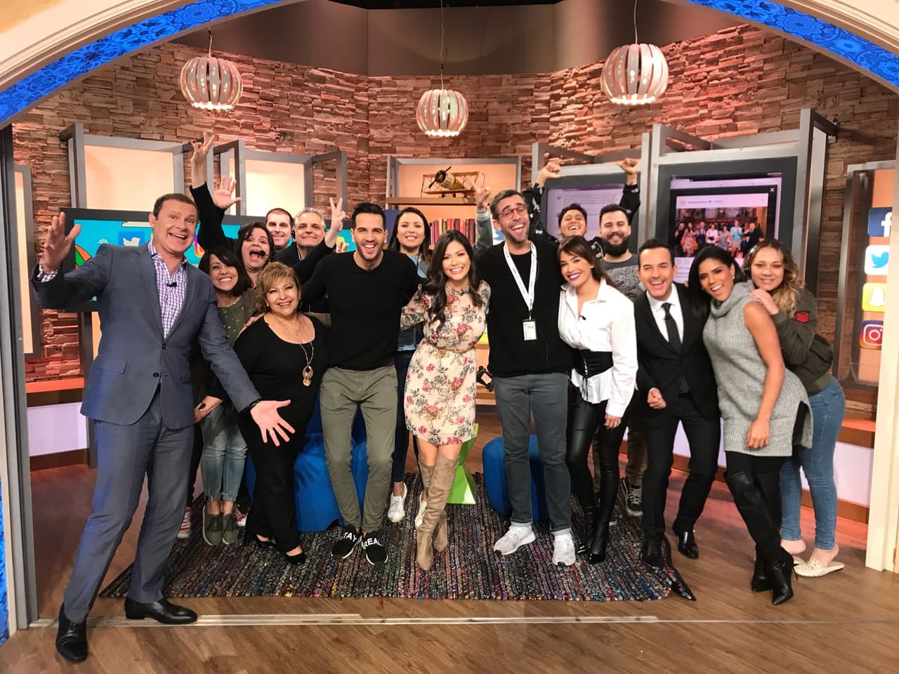 Reunidos en el rincón social, la familia de Despierta América estaba lista para dar una gran noticia.