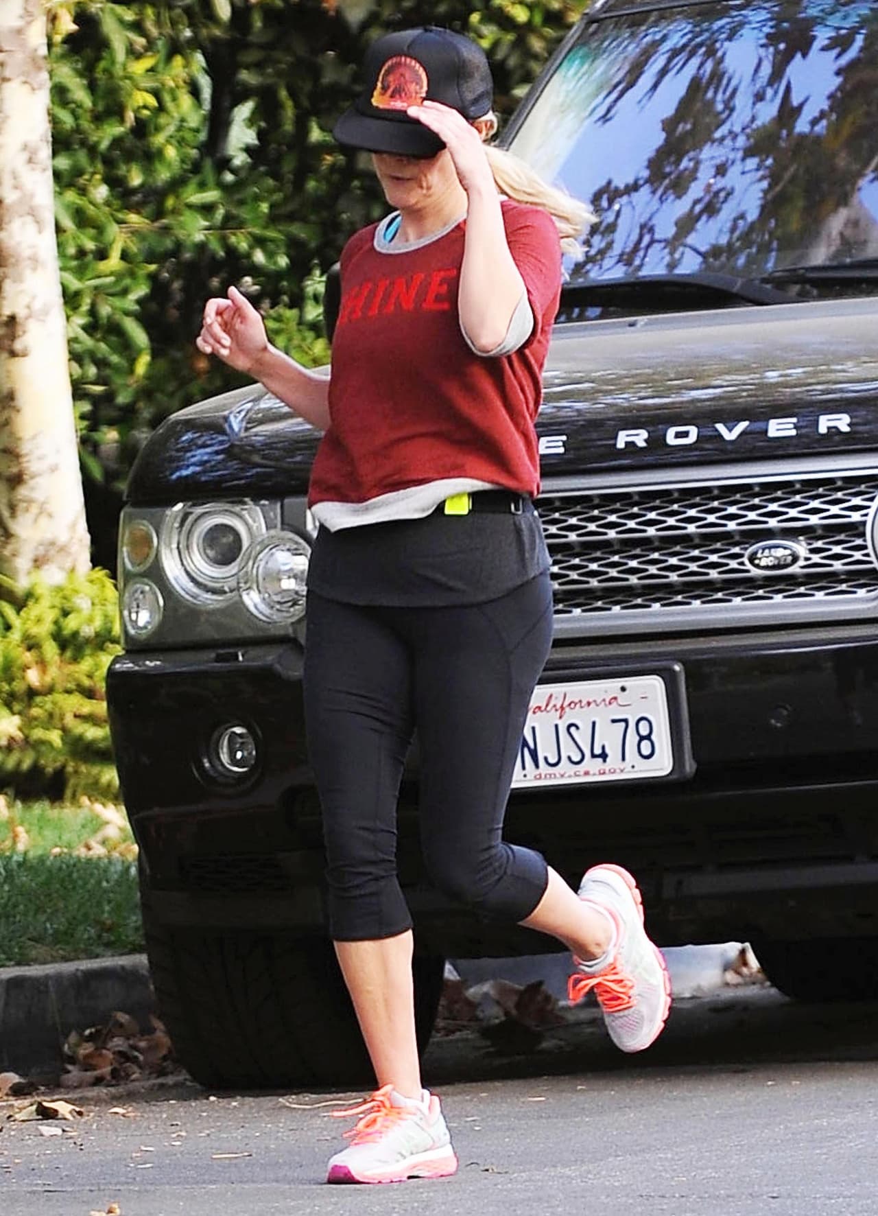 Porque es normal ver a una actriz sin maquillaje mientras hace ejercicio.