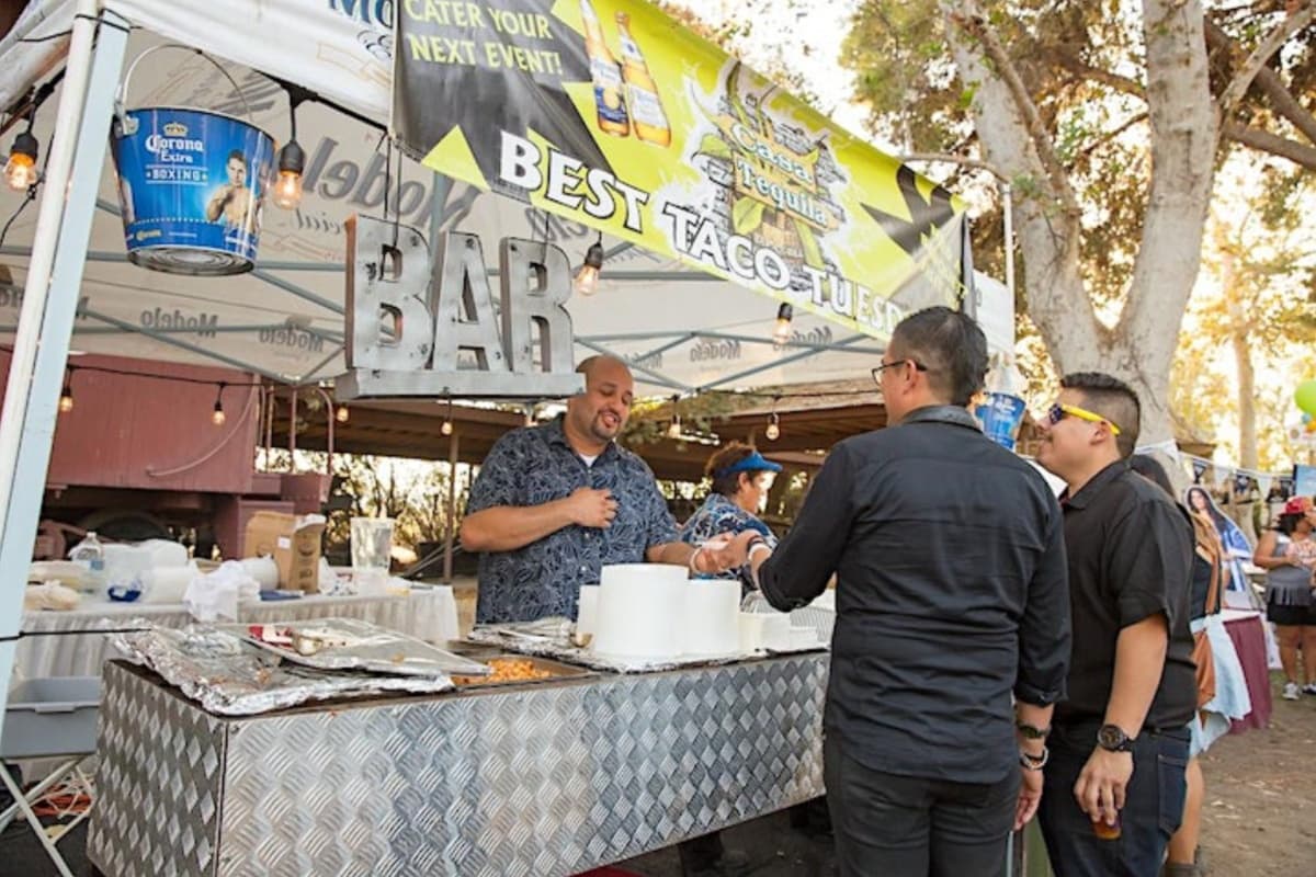 No se pueden perder de 30 de los restaurantes más populares de Bakersfield, servirán muestras ilimitadas de comida. Cinco escenarios de música en vivo simultánea con 15 bandas, 60 cervecerías con más de 100 tipos de cervezas, 25 bodegas de la Costa Central con más de 70 vinos presentados en VinoVillage.