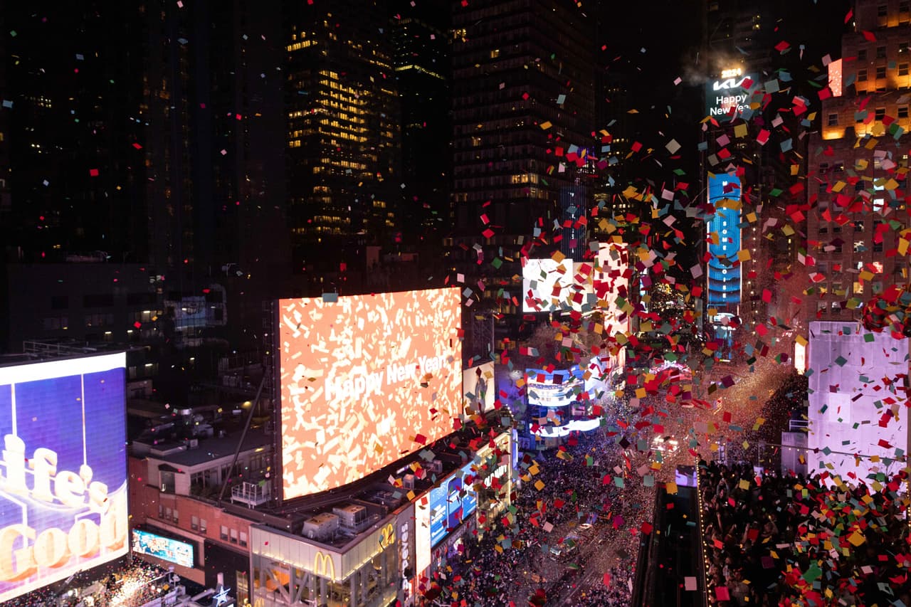 Millones de papeles y confetti cayeron sobre los asistentes cuando el reloj dio las 12:00.
