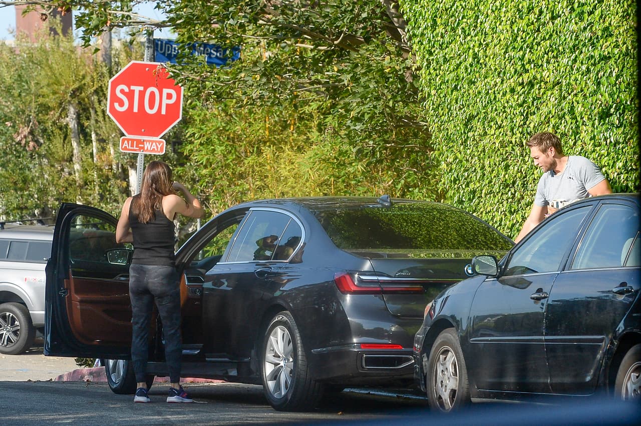 La actriz de 50 años traía las manos llenas de cosas mientras se dirigía a su auto tras una sesión de entrenamiento físico. 
<br>