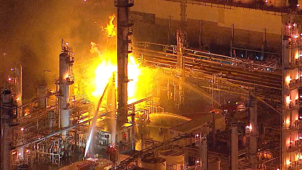 Explosiones en una refinería de California causaron un incendio masivo visible a millas de distancia