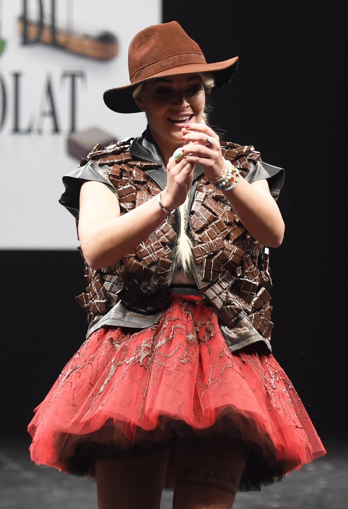 Mira todos los diseños que las presentadores de televisión, actrices y modelos francesas presentaron en el ‘The Salon du Chocolat’ y enamórate aún más del chocolate de la mano de los más grandes chocolates y diseñadores de moda.