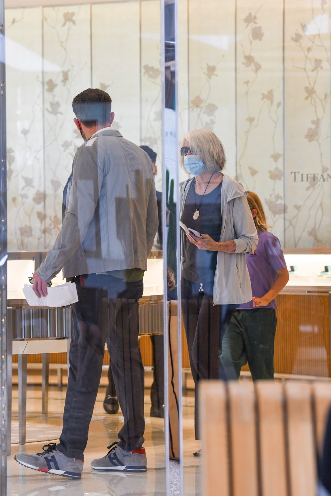 "
<b><a href="https://www.eonline.com/news/1299961/why-ben-affleck-was-really-spotted-at-tiffanys-amid-jennifer-lopez-romance" target="_blank">Se dividieron en equipos con sus hijas</a></b> (Violet y Seraphina) en un equipo y Ben, Sam y su madre en el otro", dijo la fuente del medio. 
<br>