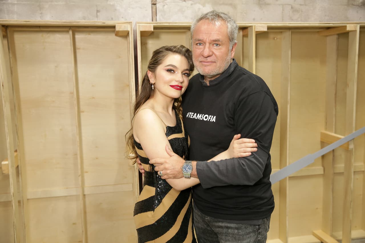 La semana pasada fue su papá,
<b><a href="https://www.univision.com/shows/mira-quien-baila/muy-emocionado-el-guero-castro-reacciona-a-la-actuacion-de-su-hija-sofia-en-mira-quien-baila-video"> José Alberto 'El Güero' Castro, quien junto a sus otras dos hijas, Fernanda y Regina, se emocionó hasta las lágrimas</a></b> con el desempeño de su hija mayor en la pista de baile.