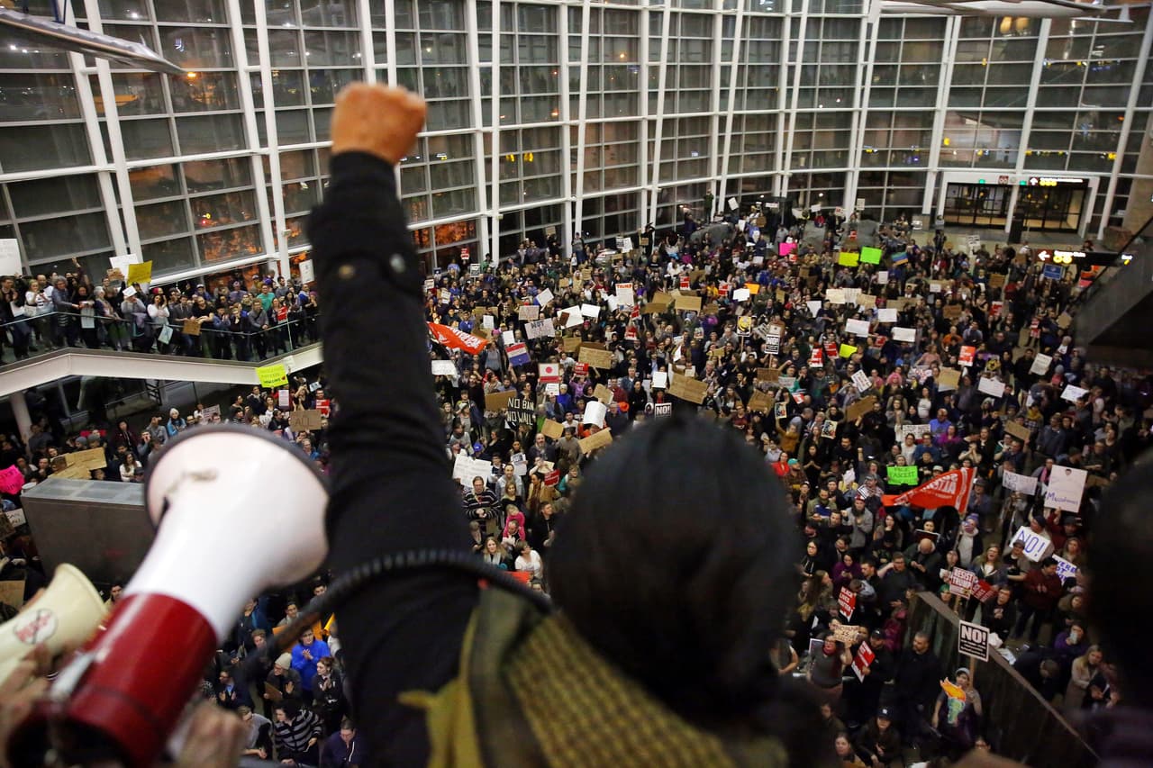 De Nueva York a Seattle, noche de protestas en los principales aeropuertos de EEUU contra el veto a los refugiados musulmanes