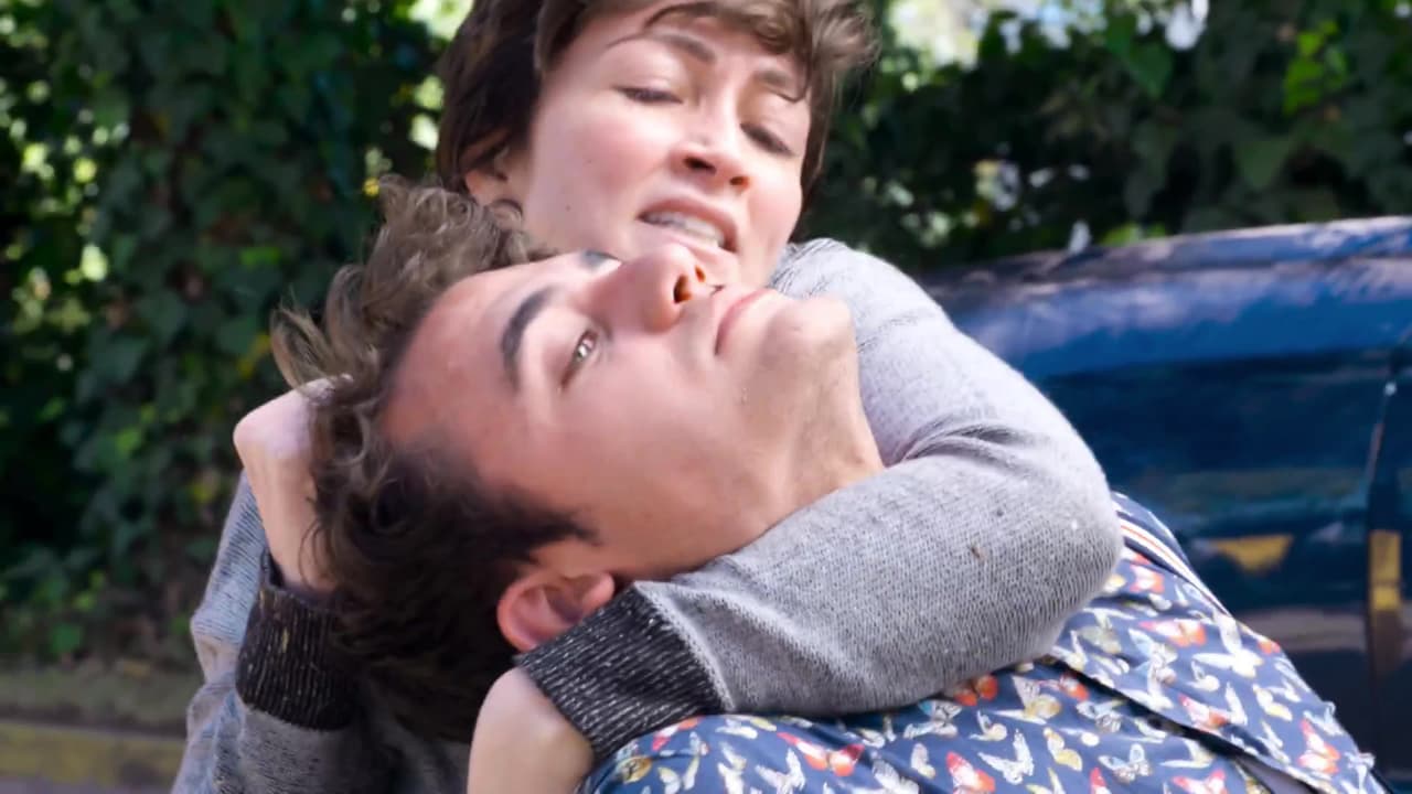 Furiosa, Daniela se puso frente al auto de Guido para impedir que huyera y al tenerlo cerca lo golpeó con toda su furia por ser el culpable de la muerte de Gabriel.