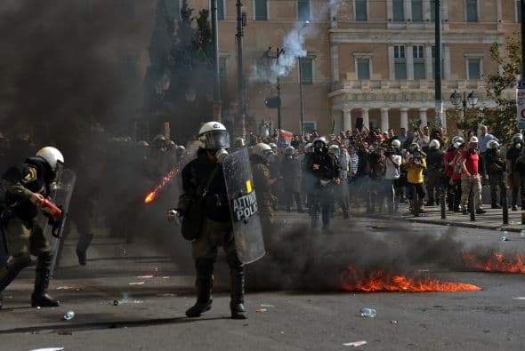 Antes de comenzar los incidentes y las carreras, un hombre de 65 años que participaba en la manifestación tuvo un paro cardiaco y falleció en un hospital de Atenas.