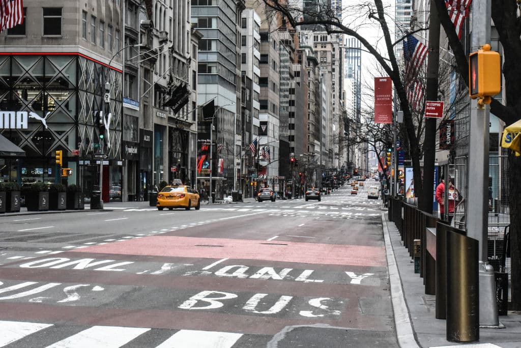La 
<b>Quinta Avenida</b> en Nueva York es uno de los lugares con más tráfico en el mundo, pero estos días luce irreconocible.