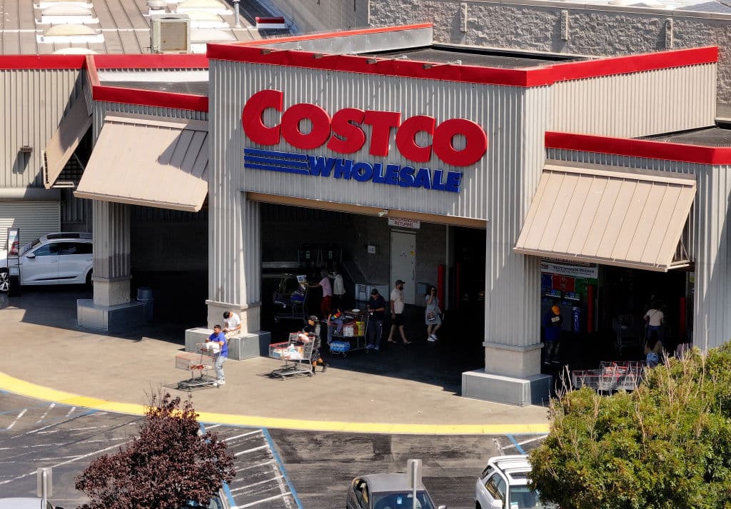 Al igual que otras grandes cadenas, Costco recibió este 2024 el impacto del
<b><a href="https://www.univision.com/noticias/dinero/en-que-estados-subio-el-salario-minimo-1-enero-2024" target="_blank">aumento al salario mínimo</a></b> de los trabajadores en múltiples de sus mercados.