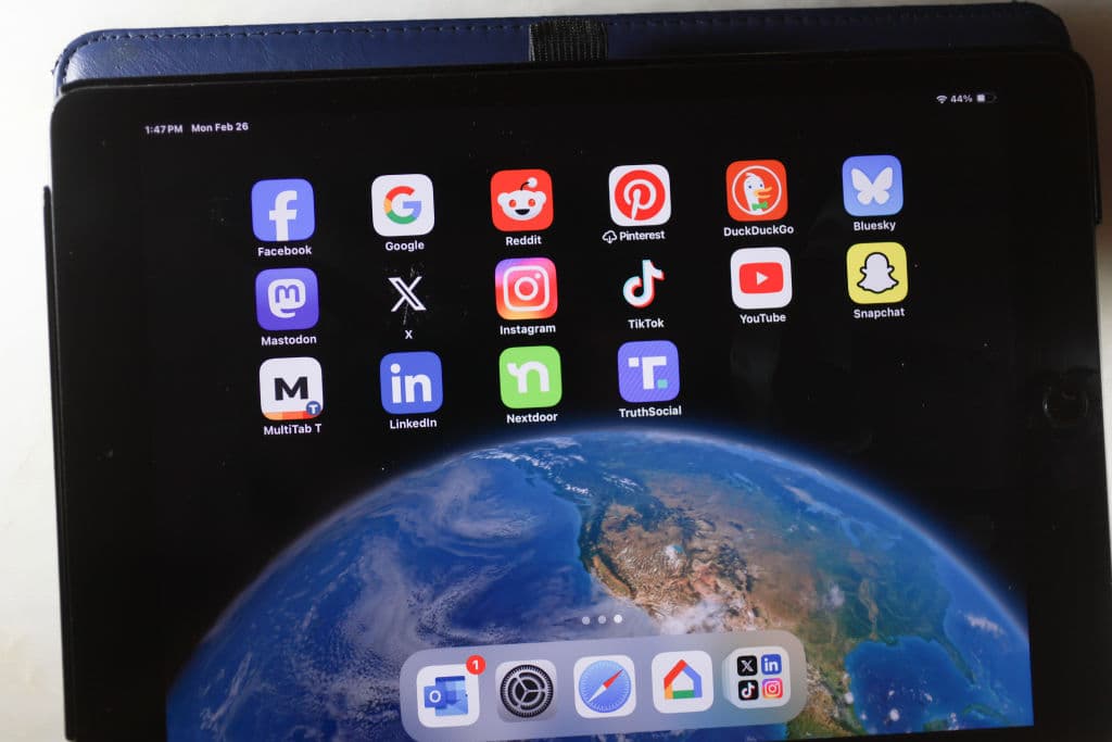 <h2 class="cms-H2-H2"><b>Redes sociales limitadas en escuelas</b></h2>
<br>
<b>SB 1283</b> 
<br>
<br>Permite a las juntas escolares limitar la capacidad de los estudiantes para usar las redes sociales mientras están en la escuela.
<br>
<br>Otra ley estatal requiere que las plataformas de redes sociales establezcan y controlen un mecanismo de denuncia de incidentes de acoso cibernético.
<br>