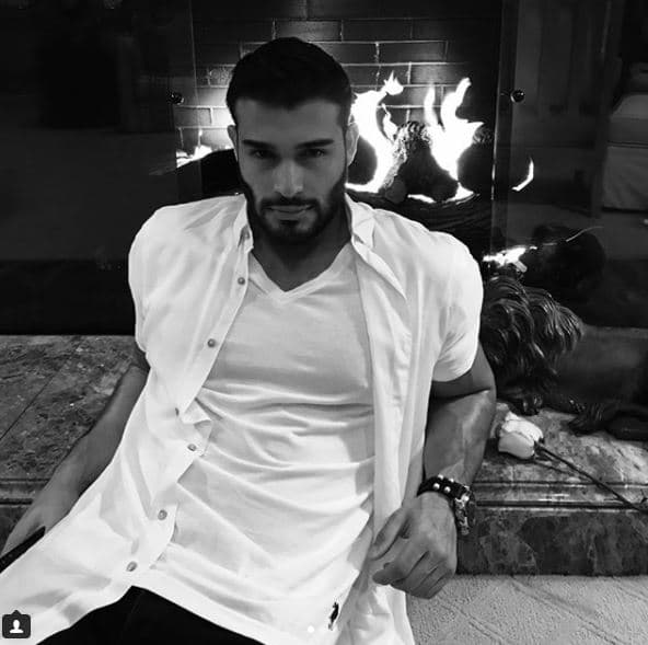 "Mi lado oscuro. Fotografía por Britney Spears, mi mundo", escribió el modelo al lado de esta imagen tomada por la estrella.