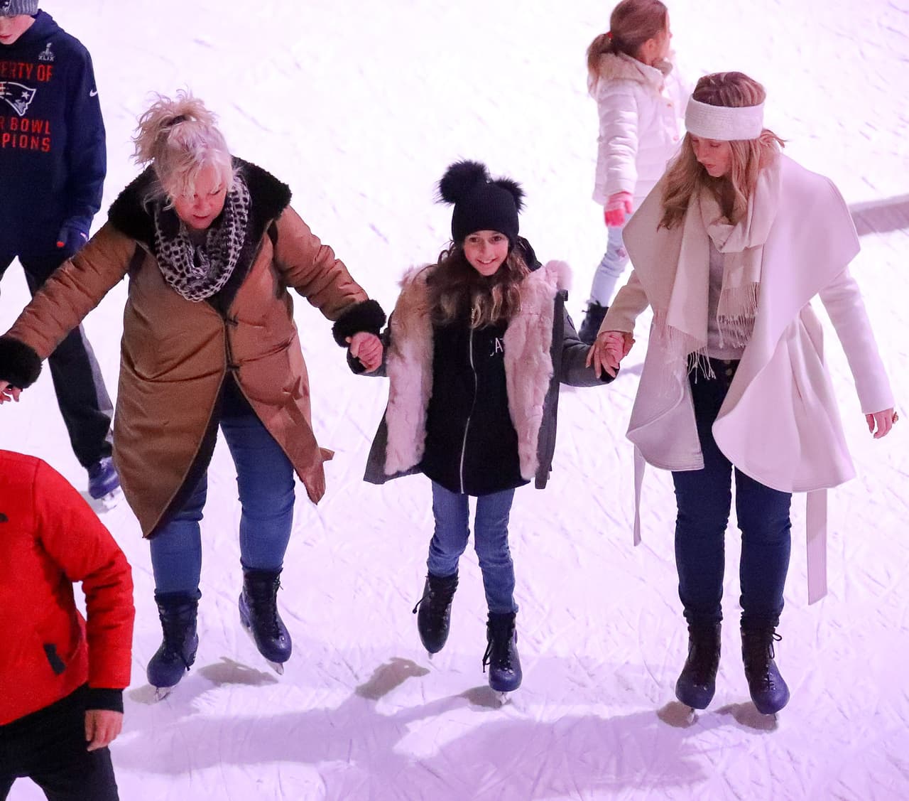 Con una sonrisa, Emme dejó saber que le estaba gustando patinar sobre el hielo.