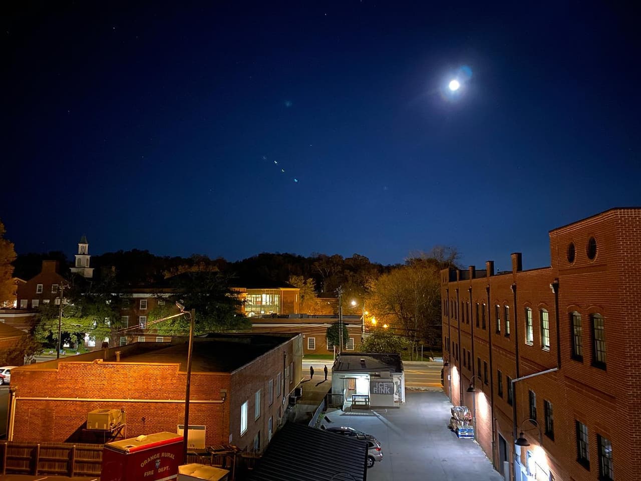 Hillsborough fue fundada en 1754 y es la ciudad más antigua de El Triángulo, aunque las tribus nativas americanas Occaneechi y Eno la consideraban su hogar mucho antes de la llegada de los europeos.