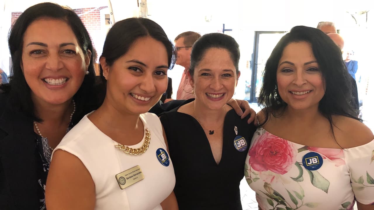 Bárbara Hernández (segunda de izquierda a derecha), con otras representantes y servidoras públicas.