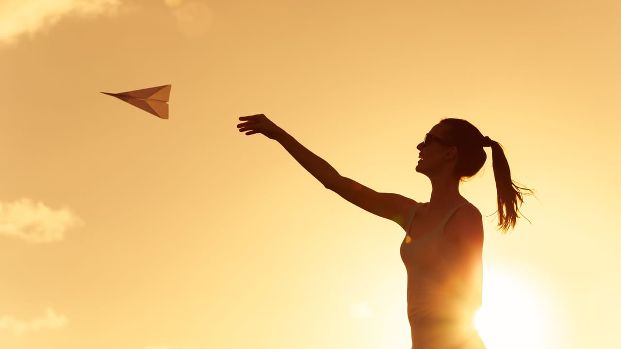 Aunque a veces sea muy complicado, procura tener siempre una mente positiva . Eso te llevará a una buena actitud y óptima salud mental. A veces nosotros mismos nos ponemos el pie y dejamos que las cosas nos afecten más de la cuenta.