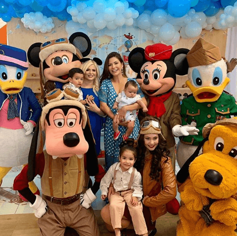 Tal y como sucedió este fin de semana en una fiesta infantil a la que acudió con sus dos hijos. Al dejar al descubierto lo que pasó en medio de las fotos con las botargas que animaban el festejo.