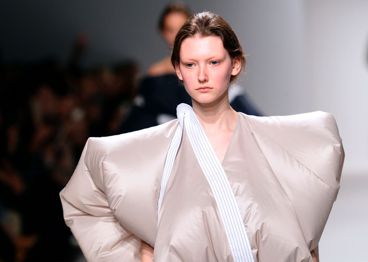 <b>El vestido air-bag</b>
<br>Con este look tu integridad física estará a salvo de accidentes, lo que no aseguramos es que tu integridad estilística sobreviva. Es de Hussein Chalayan, 
<a href="http://www.univision.com/estilo-de-vida/trending/9-vestidos-impresionantes-de-la-exposicion-del-met-en-nueva-york-fotos">el genio de la tecnología y la moda </a>que ha hecho del 
<i>oversize</i> (es decir, la ropa de talla gigante) y de las telas acolchadas inspiración ideal para sus riesgos en moda.