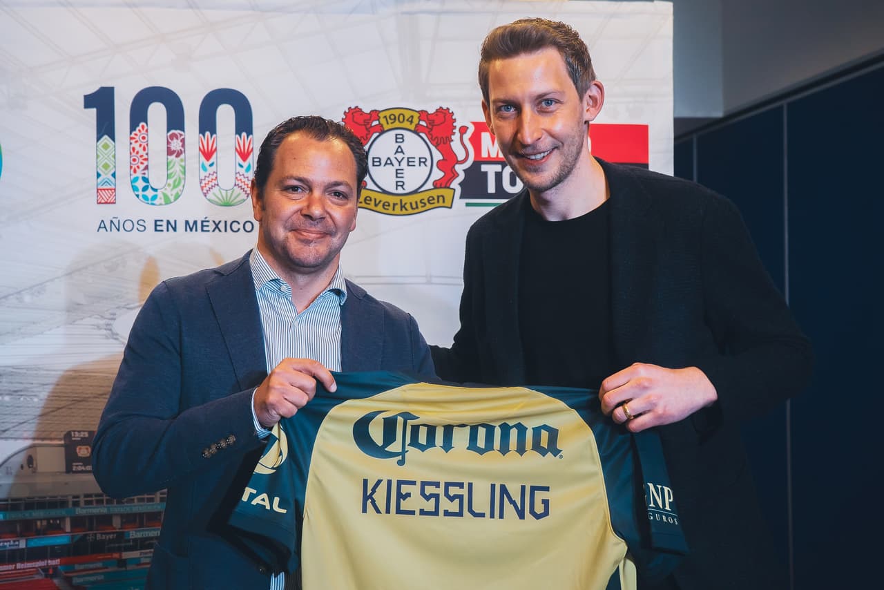 El exjugador del club aleman, recibió una camiseta de parte del directivo americanista.