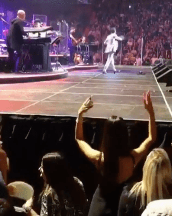 Tras el fragmento de la canción que Marc le dedicó a Raffaella, el neoyorquino volvió a deplazarse por todo el escenario, mientras en el fondo se veía a su novia bailando con mucho ritmo y animando a otros asistentes a que siguieran sus pasos.