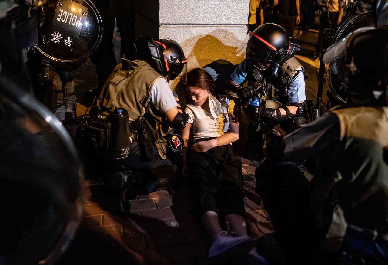 Una manifestante resultó afectada por la represión de la policía de Hong Kong contra las personas que protestaban el domingo por el controversial proyecto de ley de extradición.