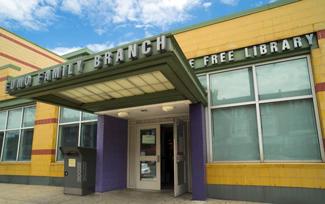 <b>Fumo Family Library</b>
<br>2437 South Broad Street
<br>Philadelphia, PA 19148-3508
<br>(215) 685-1758
<br>
<br>Ahora ubicada en un 
<a href="https://libwww.freelibrary.org/locations/fumo-family-library" target="_blank">edificio amarillo</a> brillante en South Broad Street junto a South Philadelphia Charter School for Performing Arts, la sucursal se conocía anteriormente como Ritner Children's Branch. El 3 de septiembre de 1999, se inauguró la sucursal actual de la familia Fumo en un nuevo edificio adjunto al Centro Comunitario Samuel S. Fels. El Concejo Municipal votó para nombrar la nueva biblioteca en honor a la Familia Fumo del sur de Filadelfia. Un mural de Marie Garafano llamado "Esperando el tren" está encima del mostrador de circulación. También puedes ver un oso conduciendo el metro de Broad Street en otro mural.
<br>