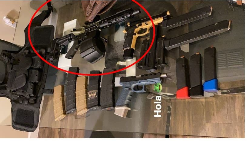 El agente de la DEA Brian Fairbanks, describió cómo, tras la detención de Geovanny Fuentes, se encontraron fotos de armas de todo tipo en los móviles de Fuentes y en el iCloud de su hijo. No se sabe a quién pertenecen las armas en las fotos, pero los fiscales del gobierno alegan que es el mismo tipo de armamento que el acusado y otros co-conspiradores utilizaron para transportar enormes cantidades de cocaína y participar en actos de violencia.