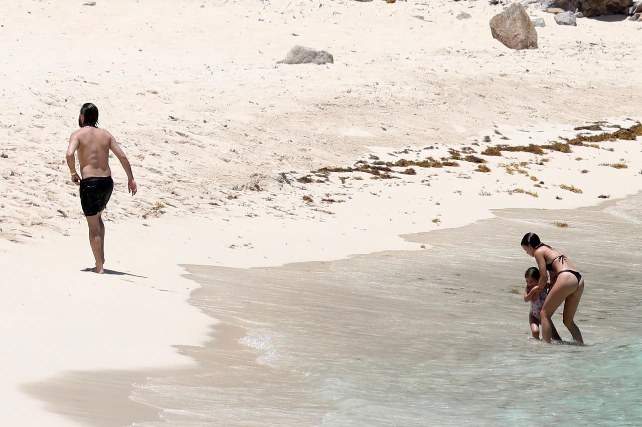 Con 
<b>16 años de diferencia</b>, la pareja ya tenía cerca de un año de relación y la modelo estuvo conviviendo con los niños, situación que al parecer 
<b>no le agradaba a su padre</b>.