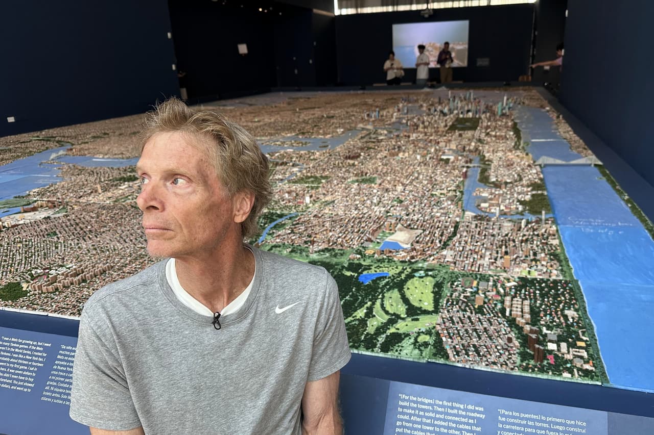 Joe Macken construyó un modelo inmenso de más de 50 pies de largo (15 metros) y de más de 30 pies (9 metros) de ancho que retratan los 5 distritos, partes de Nueva Jersey y áreas suburbanas de Long Island.
<br>
<br>El modelo consta de más de 800 mil estructuras construidas con madera de balsa y más de 300 tablas de hule espuma.