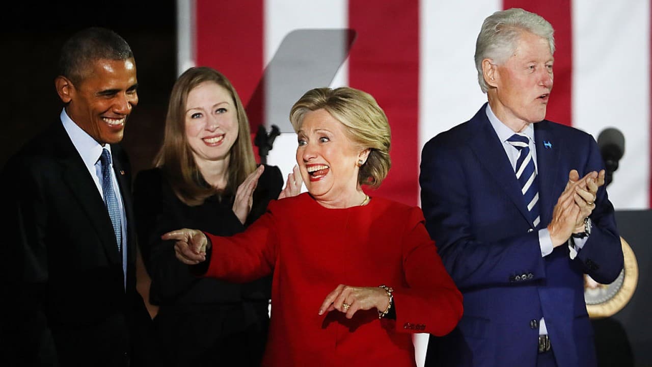 Clinton se despide de la campaña arropada por los Obama con una promesa de optimismo