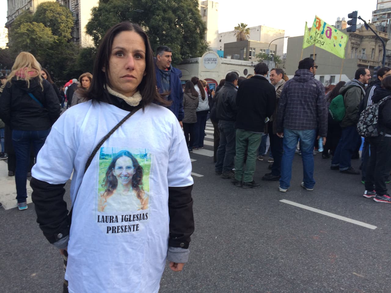 En 2013, un grupo de hombres torturó, violó y estranguló a la madre de Julia. “Hoy es mi mamá, otro día puede ser tu hermana, otro día tu hija. Esto nos tiene que preocupar a todos, tanto hombres como mujeres.”