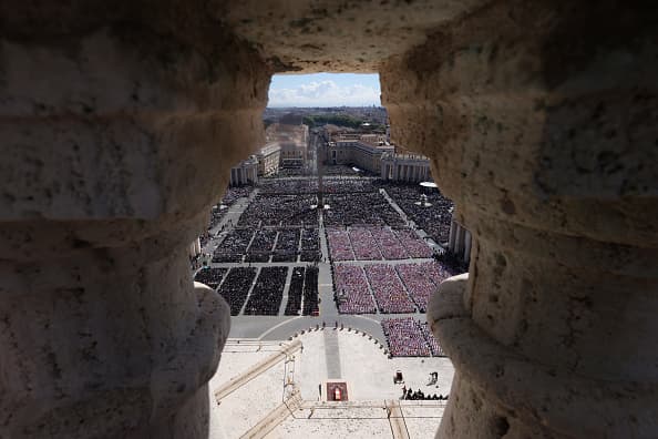 La plaza de San Pedro, repleta de líderes mundiales y religiosos, así como de creyentes que llegaron para el funeral del papa.