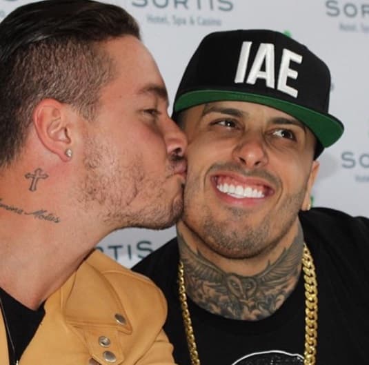 21. Si es el mejor hijo, el mejor hermano y el mejor tío, no podemos olvidar que también es el mejor amigo, y eso lo sabe mejor que nadie Nicky Jam, con quien comparte los mejores triunfos de su carrera. Nunca para de expresarle su gran cariño y aprecio a su colega.
