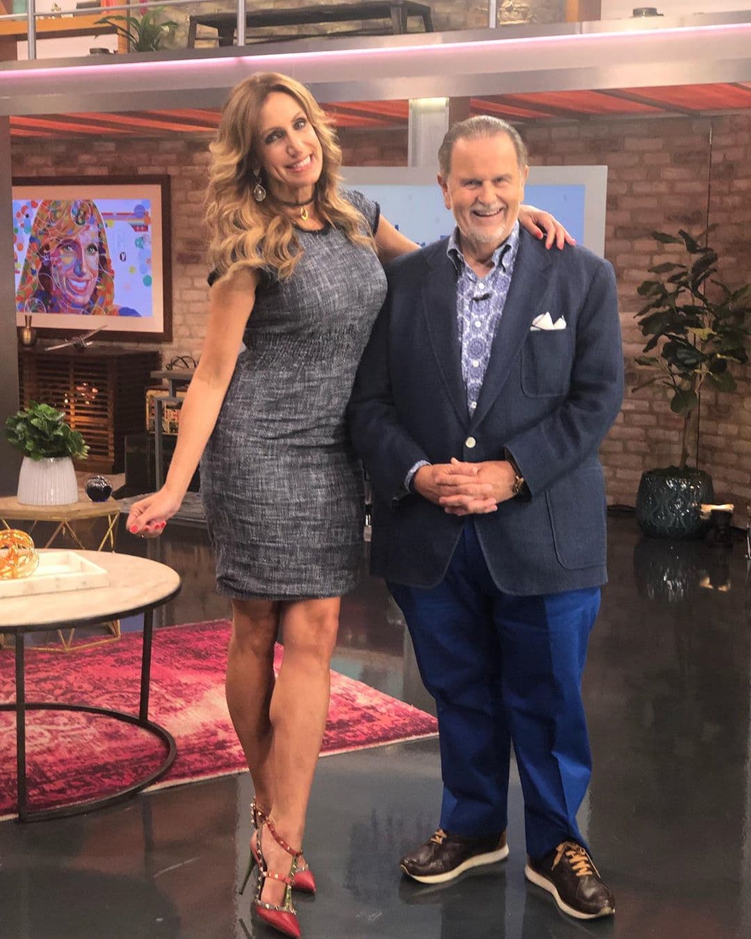 Es tanta su obsesión por ellos, que le 
<b><a href="https://www.univision.com/shows/el-gordo-y-la-flaca/lili-estefan-le-pide-a-raul-de-molina-que-la-lleve-al-psiquiatra-si-llega-a-tener-10-000-pares-de-zapatos-video">pidió a Raúl de Molina que la lleve al psiquiatra</a></b>, si llega a tener 10,000 pares de zapatos.