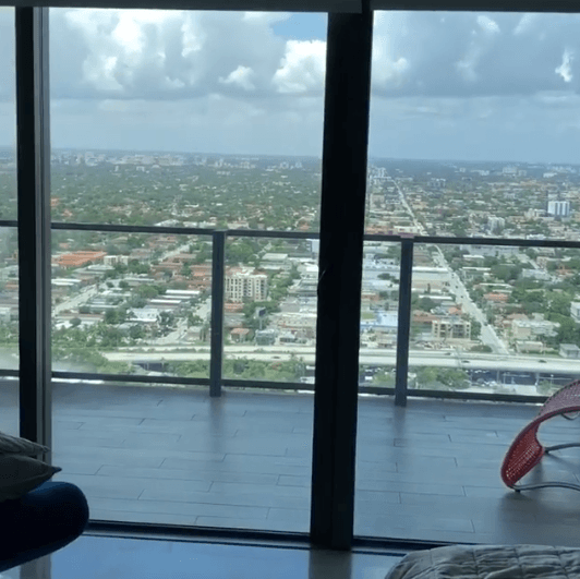 "¡Mia, es hora de levantarse ¡Por favor, Mia! ¡Mia, despiértate ya es muy tarde! ¡Mia!", se escucha decir a Raúl de Molina mientras obsequia a sus seguidores la vista panorámica desde la habitación de su única hija.