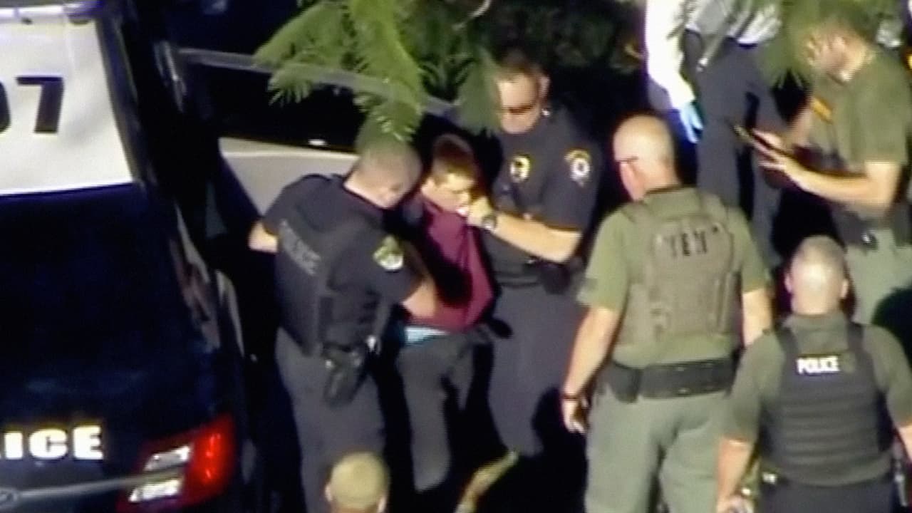 Para llevar a cabo la matanza, Cruz 
<b><a href="https://www.univision.com/miami/wltv/noticias/tiroteos/un-tiroteo-en-una-escuela-secundaria-en-el-sureste-de-florida-deja-al-menos-17-muertos">utilizó un rifle AR-15</a></b>, un arma que, según informó la agencia AP, compró hace aproximadamente un año de manera legal.