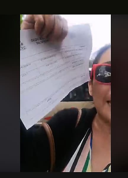 Sugey Abrego continuó: “Solo hay dos doctoras, que entiendo estén cansadas y hartas, pero sólo le di estos síntomas y me dio este papel que dice 'sospechosa de Covid-19'", detalló en el video.