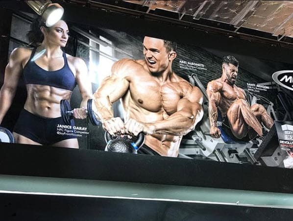 "¡Wow! Es muy loco verme en la IWFExpo 2018 en China en el espacio de MuscleTech. Amo a mi equipo, gracias por mandarme", publicó en Instagram con en esta fotografía donde aparece en el póster oficial de MuscleTech.
