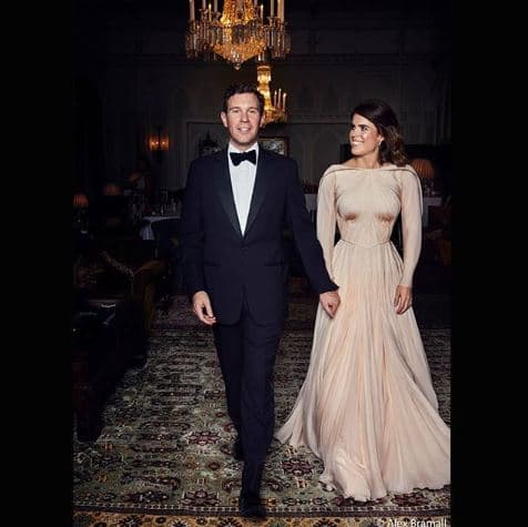La última fotografía dejó al descubierto el segundo vestido que lució Eugenie y con el que junto a su ahora esposo, celebró su recepción en compañía de sus invitados. Un diseño en color champagne a cargo de Zac Posen.